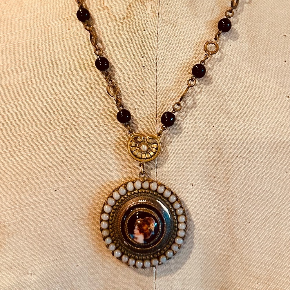 Vintage Victorian Cameo Pendant Necklace - Picture 7 of 7